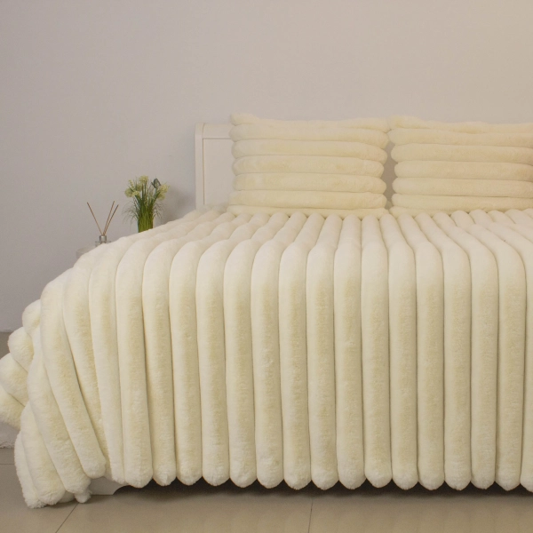Покривало ТЕП "PLUSH BLISS" з 2 наволочками, молочне, 240x260 - фото №7
