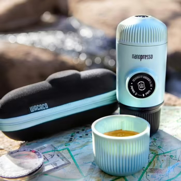 Портативна еспресо-кавоварка Wacaco Nanopresso блакитна з чохлом - фото №4