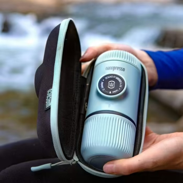 Портативна еспресо-кавоварка Wacaco Nanopresso блакитна з чохлом - фото №5