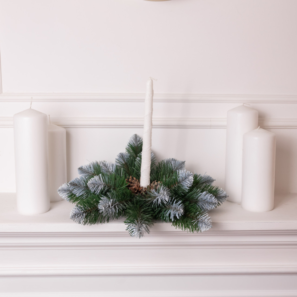 Штучний підсвічник вінок Новорічний з декором зелений із засніженими кінчиками на 1 свічку SOK-O-2 - фото