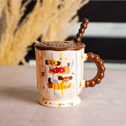 Новорічна порцелянова чашка "Весела Такса" з кришкою та ложкою 400 мл, Святкова кружка чашка для дітей на подарунок FM-17C