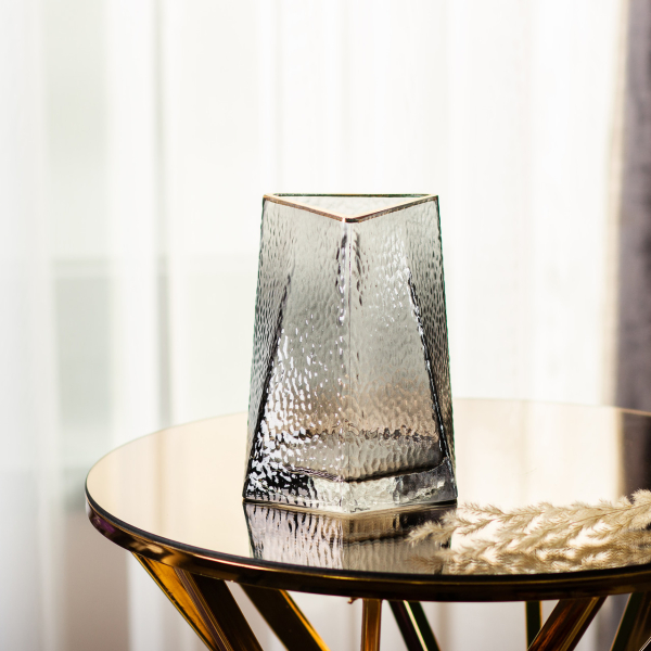 Скляна ваза для квітів, декоративна, трикутна, 15,5 см, сіра із золотою окантовкою HP-1711 - фото №4