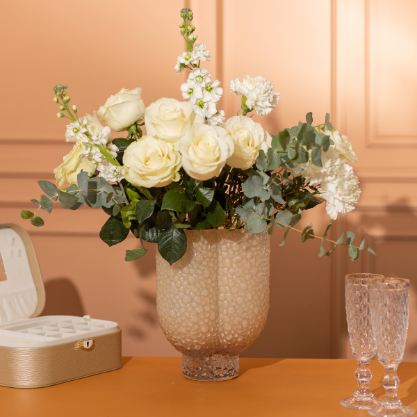 Ваза декоративна 18.5х16х25 см для квітів скляна фігурна ваза з кольорового скла 3 л Бежева HP-10-30 - фото №3